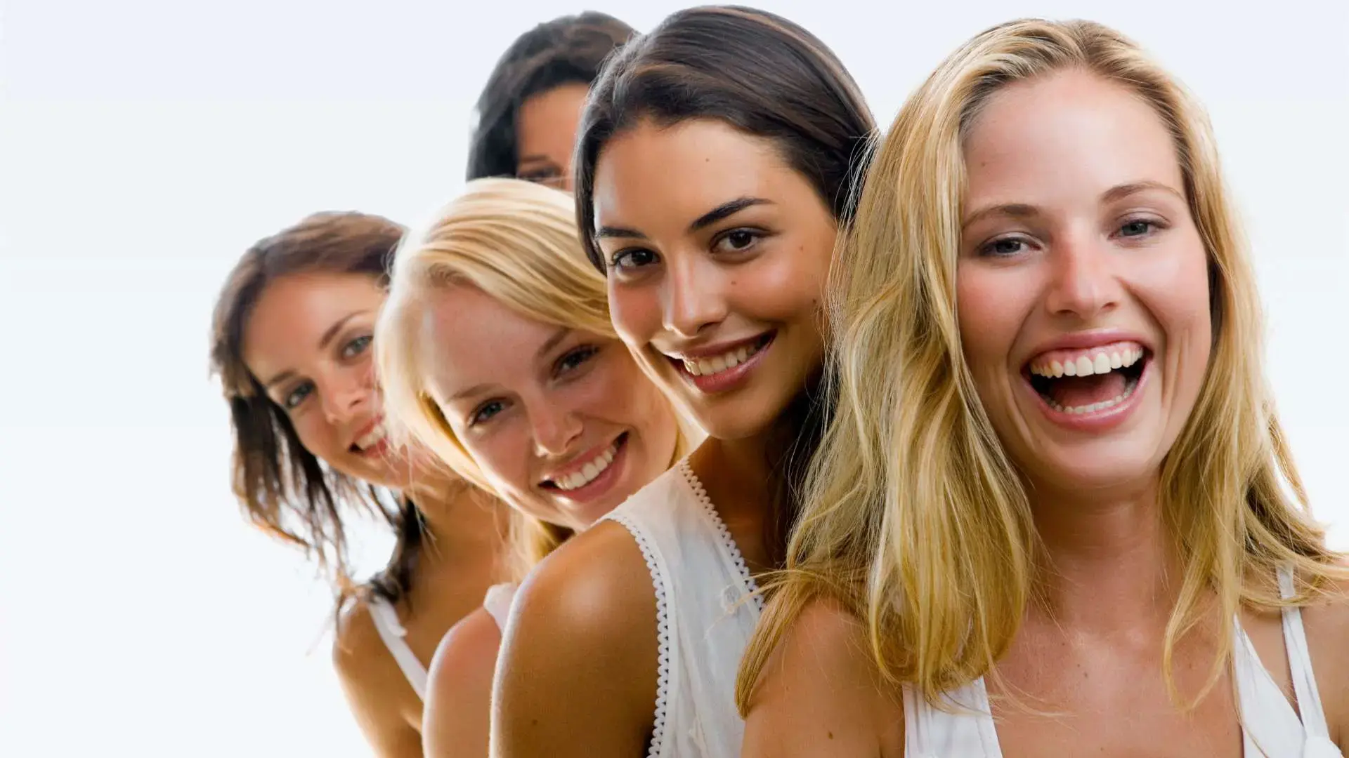 Cinq femmes les unes derrière les autres qui sourient